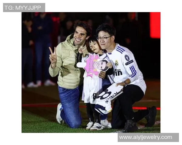 模仿足球巨星进球后的经典庆祝动作引发球迷热情互动