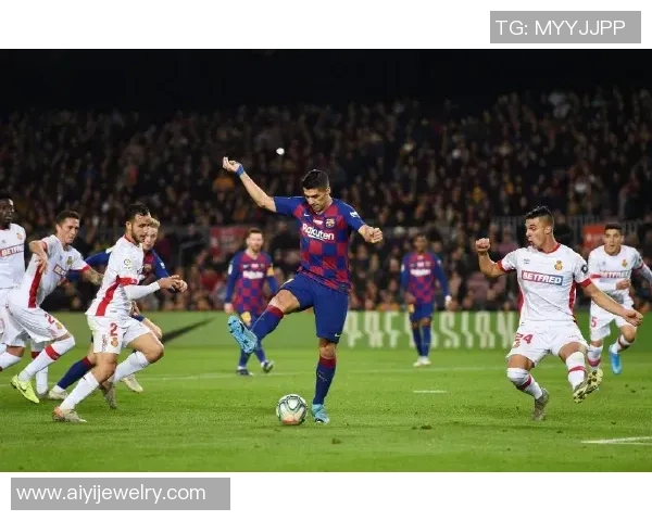 足球巨星与粉丝的温暖互动：传递爱与激情的瞬间